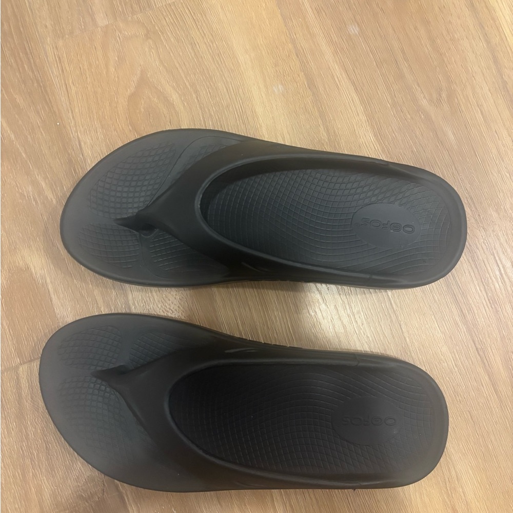 OOFOS Black Comfort Sandals